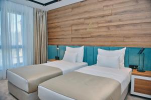dos camas sentadas una al lado de la otra en una habitación en Hotel Zlatibor, en Zlatibor