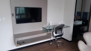 Televisyen dan/atau pusat hiburan di Ramada Flat +1 gambar