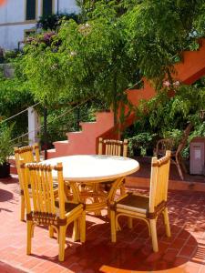 ein gelber Tisch und zwei Stühle sowie ein Tisch und Stühle in der Unterkunft Navila René in Ibiza-Stadt
