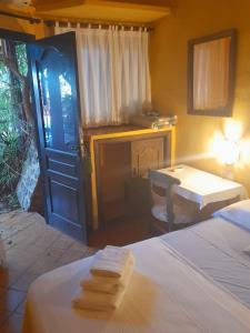 1 dormitorio con cama, mesa y puerta en Navila Palmera en Ibiza