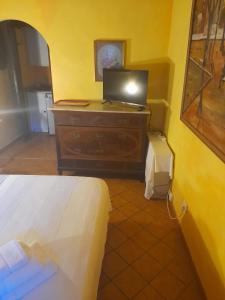 1 dormitorio con cama y escritorio con ordenador portátil. en Navila Palmera, en Ibiza