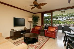 uma sala de estar com um sofá e uma televisão em Ko Olina Beach Villas B304 - 3BR Luxury Condo with Stunning Ocean View & 2 Free Parking em Kapolei