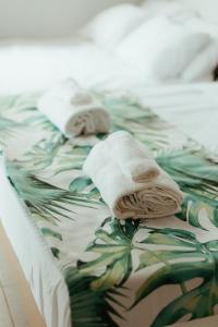 ein Bett mit zwei Handtüchern darüber in der Unterkunft Hotel Christina - Happy Days in Karítsa