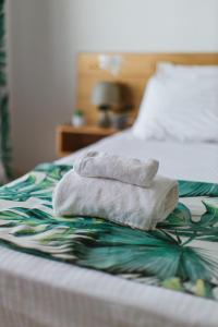 zwei Handtücher auf dem Bett in der Unterkunft Hotel Christina - Happy Days in Karítsa