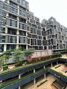 Il propose un grand appartement doté d'un jardin. dans l'établissement 1-4pax Modern Furnishing Arcoris-5 min to 163 mall, à Kuala Lumpur