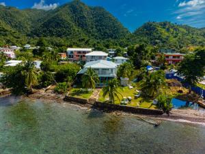 una vista aérea de un complejo en la playa en Hotel El Pirata Morgan, en Providencia