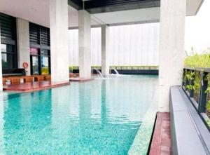 - une piscine en face d'un bâtiment d'eau bleue dans l'établissement 1-4pax Modern Furnishing Arcoris-5 min to 163 mall, à Kuala Lumpur
