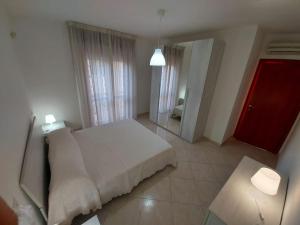 Una cama o camas en una habitación de Domus Dejanas Selargius 8 fotos más