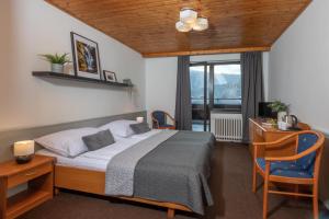 Postel nebo postele na pokoji v ubytování Wellness Hotel Šedý Vlk