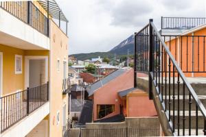 uma vista a partir da varanda de um edifício em Gray Fox Apartments Alem em Ushuaia