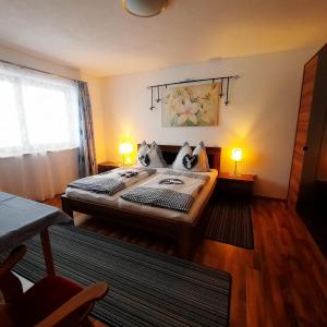 1 dormitorio con 1 cama con 2 lámparas en Veitnhof Vomperberg en Vomp