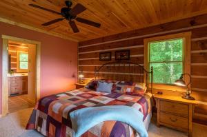 een slaapkamer met een bed en een plafondventilator bij 1 Relaxing Place in Todd