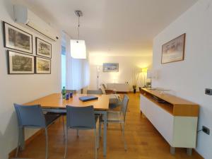 uma cozinha e sala de jantar com mesa e cadeiras em Apartment Eva Tour As Ljubljana em Ljubljana