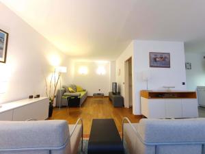 ein Wohnzimmer mit einem Sofa und einem Tisch in der Unterkunft Apartment Eva Tour As Ljubljana in Ljubljana