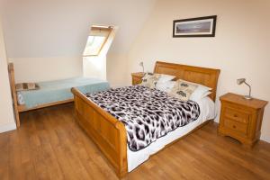 1 dormitorio con cama y ventana en 2 Eden at Williamscraig Holiday Cottages en Linlithgow