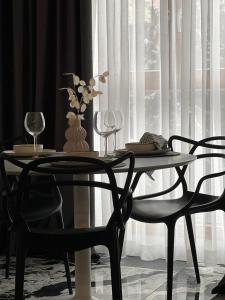 una mesa con dos sillas y un jarrón con flores. en Apartment by Gustav, en Wroclaw