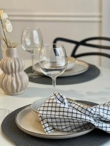 una mesa con dos platos y copas de vino. en Apartment by Gustav, en Wroclaw