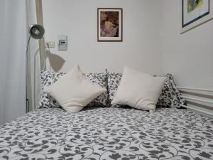 - un canapé avec des oreillers dans l'établissement Casa Minniti, à Syracuse
