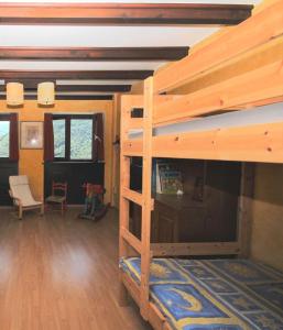 Zimmer mit Etagenbett in einem Haus in der Unterkunft Casa Ilvea in Cavigliano