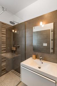 W łazience znajduje się umywalka i prysznic. w obiekcie Casa Massima Suites w mieście Casamassima