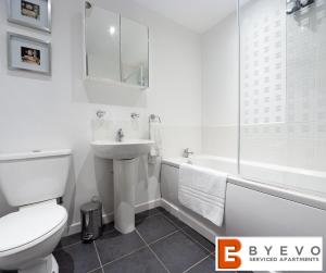 a white bathroom with a toilet and a sink at ByEvo 5 Brabloch - Close to GLA - Perfect Getaway or Working away from Home in Paisley +40 photos