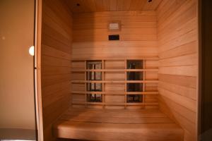 una sauna con paredes revestidas de madera y suelo de madera en Diamond Club Zlatibor, en Zlatibor