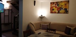 een woonkamer met een bank en een tafel bij Green Forest Apartments in Buşteni