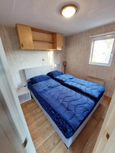 1 dormitorio con 1 cama en una habitación pequeña en KD 866 - Vakantiepark Kijkduin en La Haya