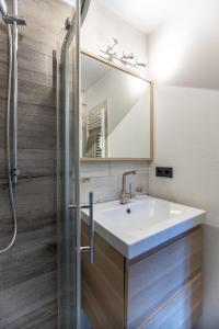 ein Bad mit einem Waschbecken und einem Spiegel in der Unterkunft Ferienwohnung Merle in Wyk auf Föhr