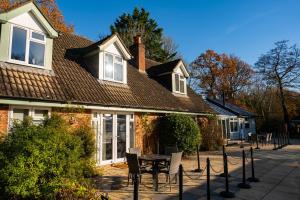 uma casa com uma mesa e cadeiras em frente em Rivendell Park em Wimborne Minster