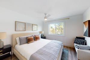 Un dormitorio con una cama grande y una ventana en The Kiwanda Surf House en Pacific City