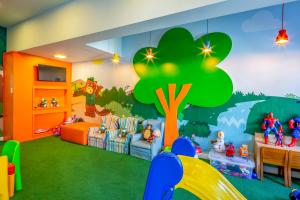 a childs room with a toy tree mural at Hotel Laghetto Vivace in Canela