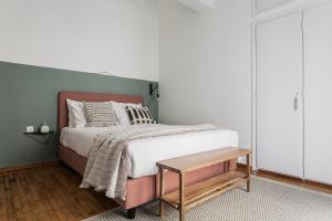 Posteľ alebo postele v izbe v ubytovaní Groovy 2BR Apartment in Koukaki by UPSTREET