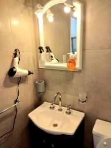 un baño con lavabo y espejo en Apart del Centro 02, en Santa Fe