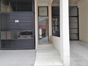 a building with a garage with a car in the window at Apart del Centro 02 cochera opcional in Santa Fe
