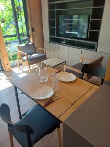 a table with two plates on it in a room at Apartamento 16 - Vivero 5 in San Martín de los Andes +7 photos