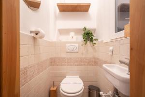 Kúpeľňa v ubytovaní Live Star Apartment + 17 fotografií