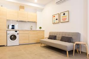 salon z kanapą i pralką w obiekcie Apartamento Málaga Marmoles 2 w Maladze
