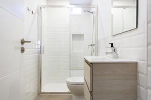 łazienka z prysznicem, toaletą i umywalką w obiekcie Apartamento Málaga Marmoles 2 w Maladze +14 zdjęć