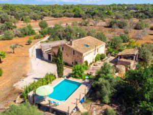 una vista aérea de una casa con piscina en Villa Can Lloret, en Algaida