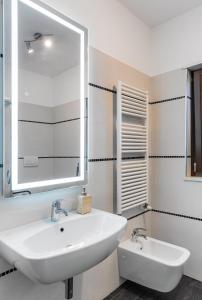 y baño con lavabo blanco y espejo. en Casa Massima Suite 4, en Casamassima