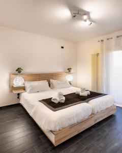 1 dormitorio con 1 cama grande y cabecero de madera en Casa Massima Suite 4, en Casamassima