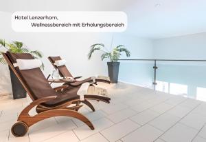 ein Wartezimmer mit zwei Stühlen in einem Gebäude in der Unterkunft Hotel Lenzerhorn in Lenzerheide