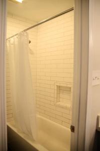 Ένα μπάνιο στο Comfortable 3 bed, 2 bath, pet friendly home close to Baton Rouge
