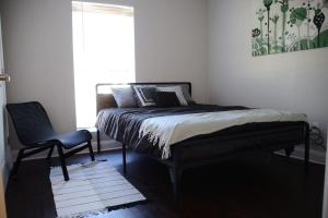 A bed or beds in a room at Comfortable 3 bed, 2 bath, pet friendly home close to Baton Rouge
