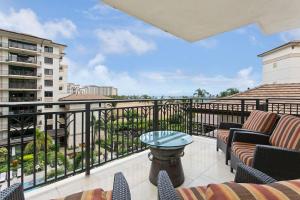 uma varanda com cadeiras e uma mesa na varanda em Ko Olina Beach Villas O512 - 2BR Ocean View Luxury Condo with Semi-Private Lagoon Beach & 1 Free Parking em Kapolei