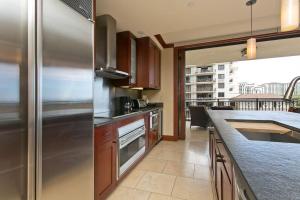 A cozinha ou kitchenette de Ko Olina Beach Villas O512 - 2BR Ocean View Luxury Condo with Semi-Private Lagoon Beach & 1 Free Parking