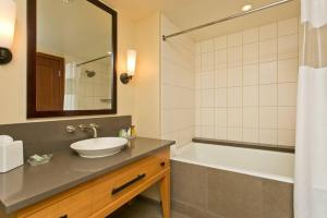 Uma casa de banho em Ko Olina Beach Villas O512 - 2BR Ocean View Luxury Condo with Semi-Private Lagoon Beach & 1 Free Parking
