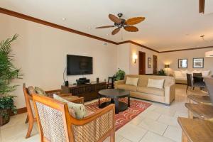 Uma televisão e/ou sistema de entretenimento em Ko Olina Beach Villas O512 - 2BR Ocean View Luxury Condo with Semi-Private Lagoon Beach & 1 Free Parking