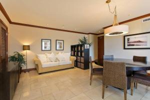 Uma área de estar em Ko Olina Beach Villas O512 - 2BR Ocean View Luxury Condo with Semi-Private Lagoon Beach & 1 Free Parking
